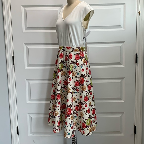 New NO TAGS JACLYN SMITH floral printed scuba stretch V neck midi dress. - Picture 8 of 13